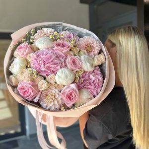 Букет MIX із троянд, гортензії, жоржин, півоній та ромашок