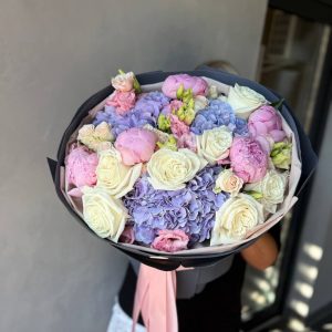 Букет MIX з троянд, гортензій та півоній